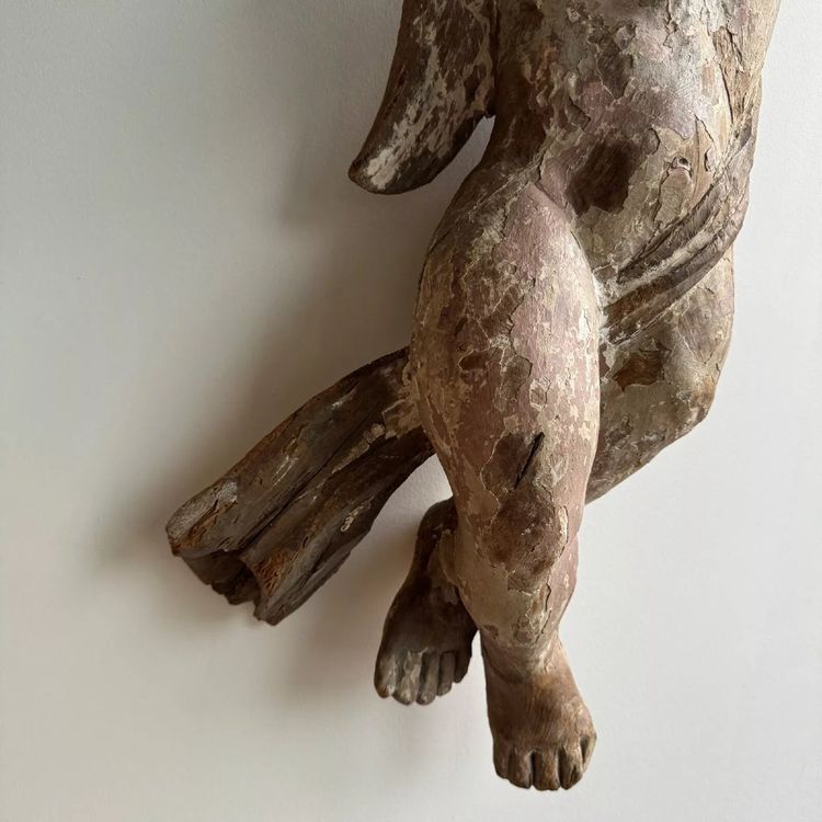 Polychrom geschnitzter Engel aus Holz aus dem 17. Jahrhundert