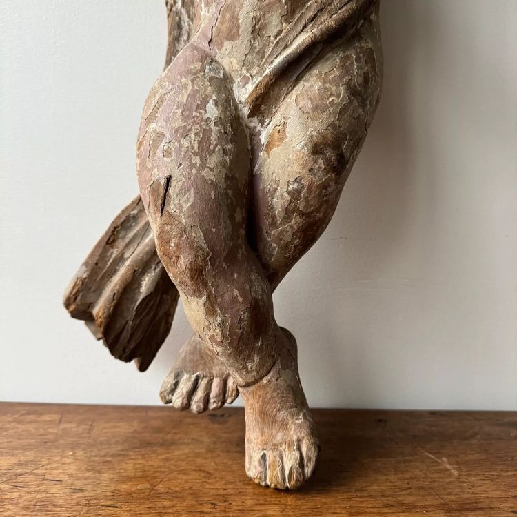 Polychrom geschnitzter Engel aus Holz aus dem 17. Jahrhundert
