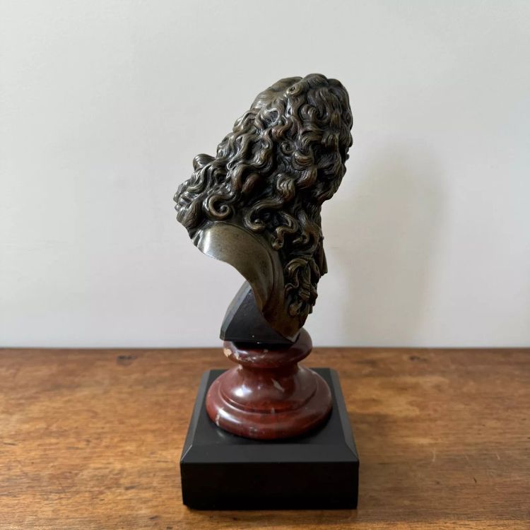Busto in bronzo del XIX secolo raffigurante La Fontaine su base in marmo