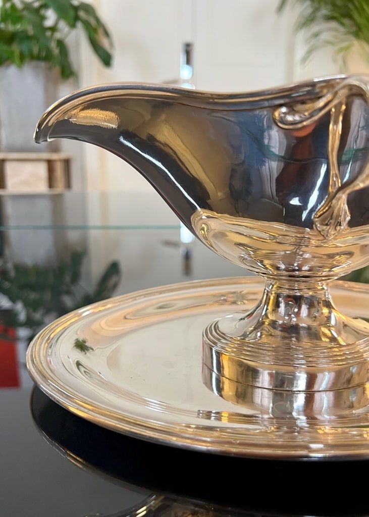 Saucière mit Tablett aus versilbertem Metall - Goldschmied Charles Christofle