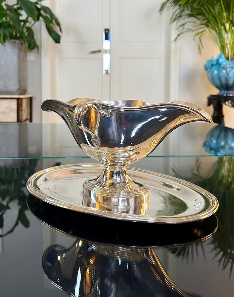 Saucière mit Tablett aus versilbertem Metall - Goldschmied Charles Christofle