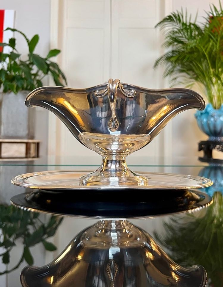 Saucière mit Tablett aus versilbertem Metall - Goldschmied Charles Christofle