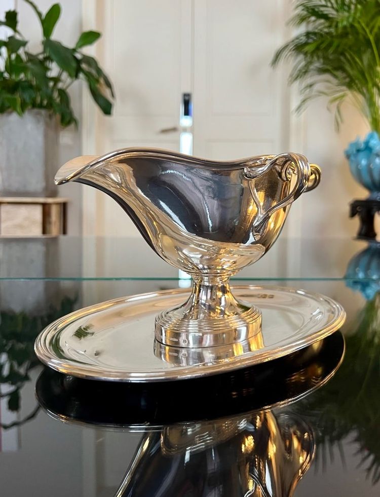 Saucière mit Tablett aus versilbertem Metall - Goldschmied Charles Christofle