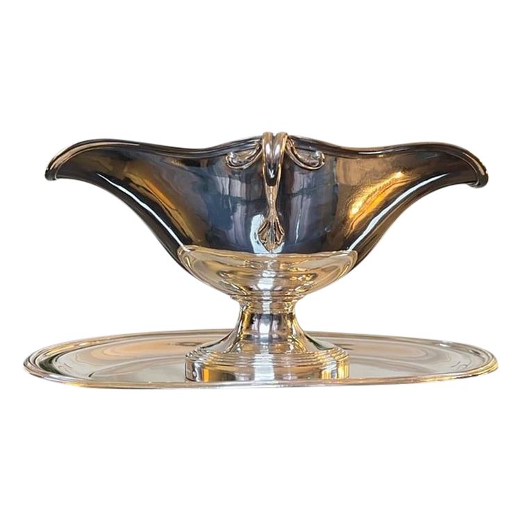 Saucière mit Tablett aus versilbertem Metall - Goldschmied Charles Christofle