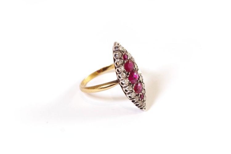 Anello marquise con rubini e diamanti in oro 18k e argento, anello navette antico