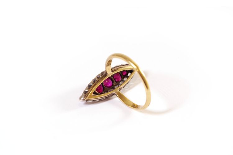 Anello marquise con rubini e diamanti in oro 18k e argento, anello navette antico