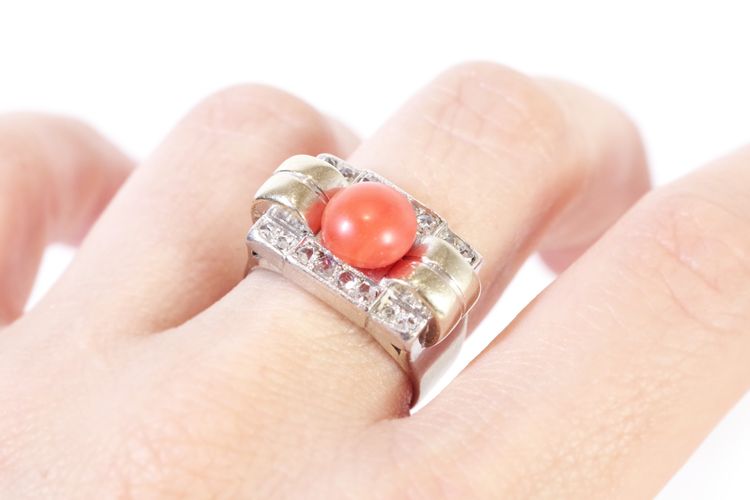 Anello Tank con diamanti corallo in oro 18k e platino, anello Tank, cabochon di corallo, diamanti taglio rosa
