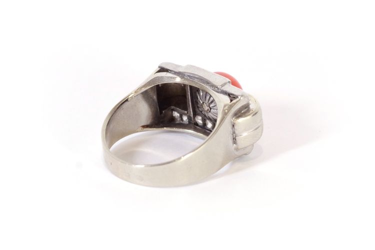Anello Tank con diamanti corallo in oro 18k e platino, anello Tank, cabochon di corallo, diamanti taglio rosa