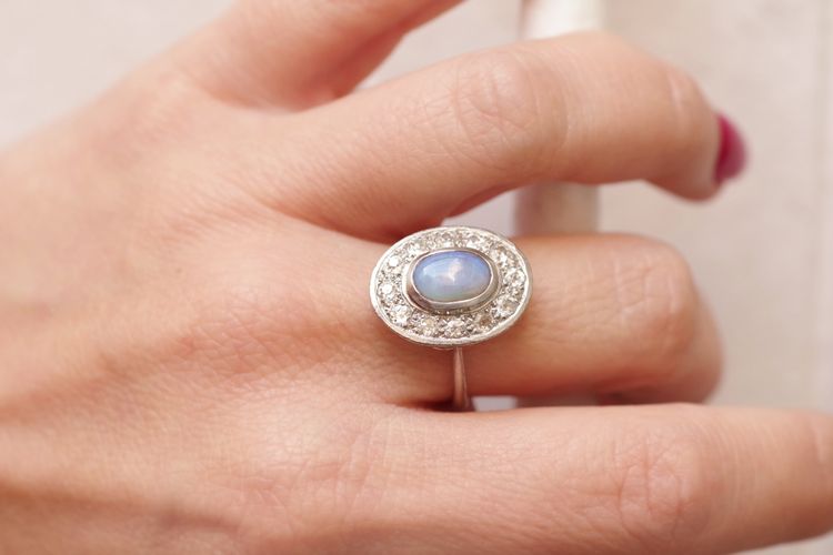 Bague Art Deco opale diamants en platine, bague de fiançailles, mariage, opale arlequin, cabochon