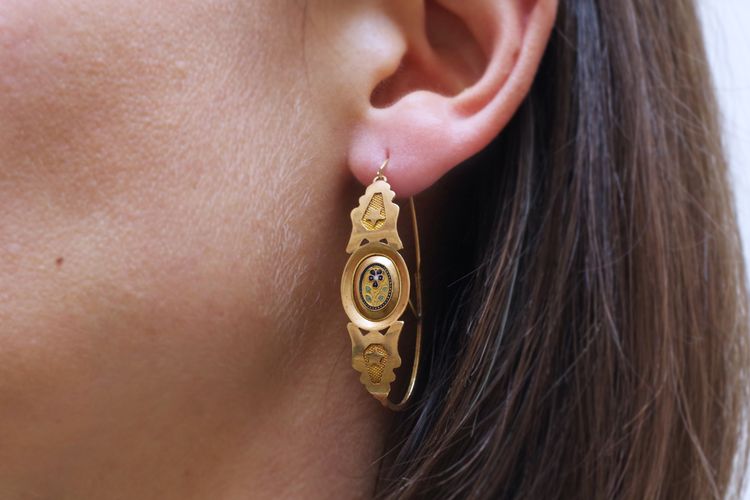 Große emaillierte Goldohrringe, antike Fischfrauen, regionaler Schmuck