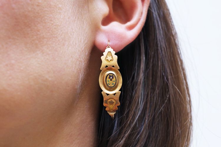 Große emaillierte Goldohrringe, antike Fischfrauen, regionaler Schmuck
