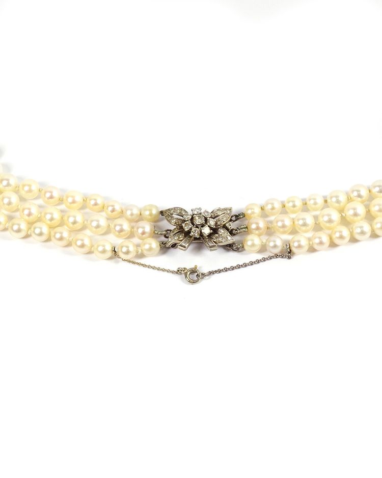 Collana con file di perle coltivate e chiusura in diamanti, chiusura in oro 18k e diamanti