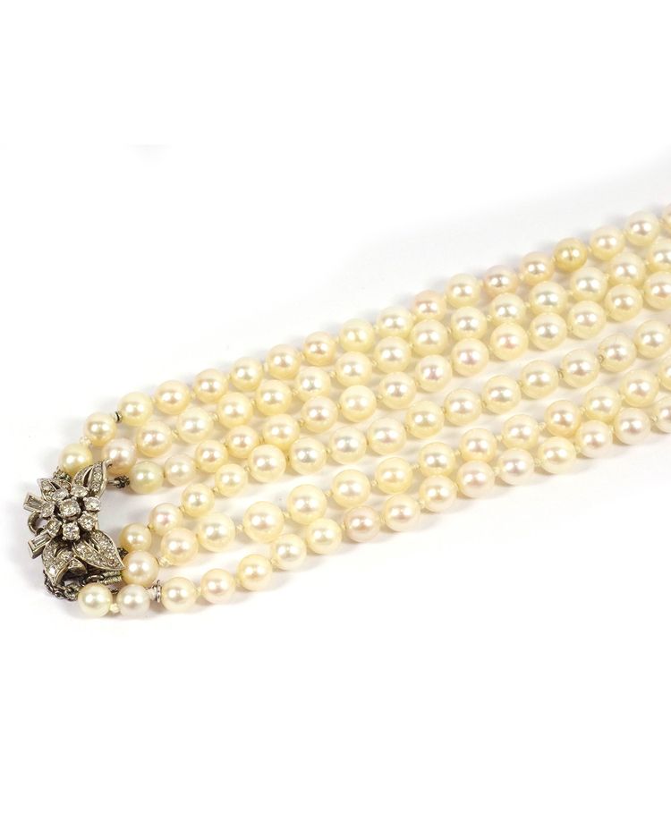 Collana con file di perle coltivate e chiusura in diamanti, chiusura in oro 18k e diamanti