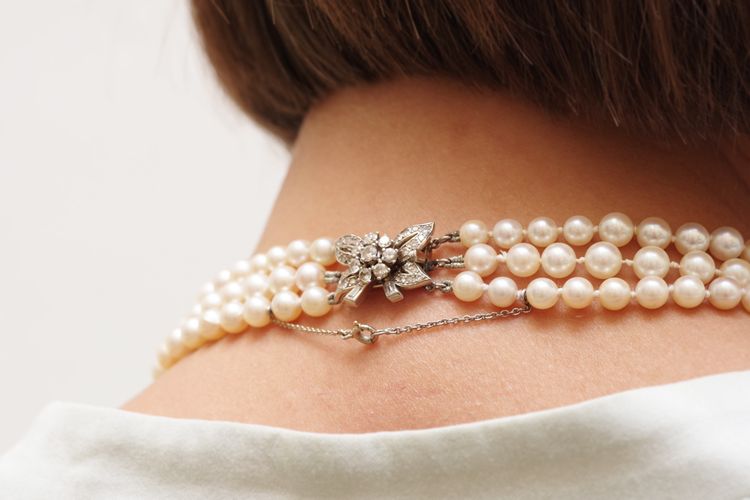 Collana con file di perle coltivate e chiusura in diamanti, chiusura in oro 18k e diamanti