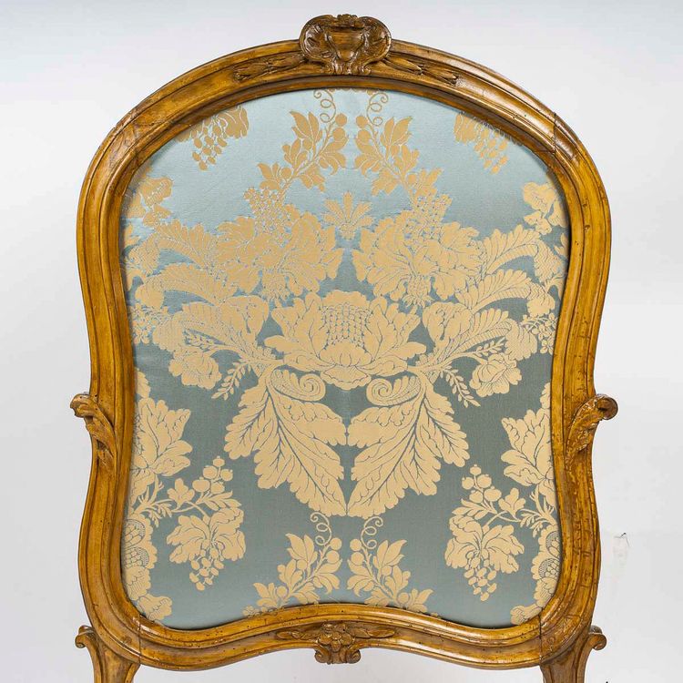 Paravento lionese in noce intagliato, epoca Luigi XV, circa 1740-1750