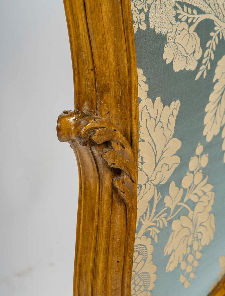 Paravento lionese in noce intagliato, epoca Luigi XV, circa 1740-1750