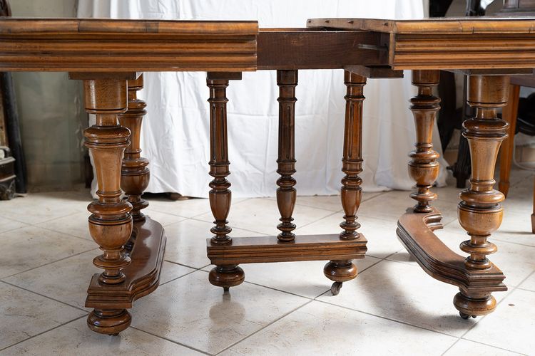 Antique Henri II extendable table in solid walnut. France, 19th century.
