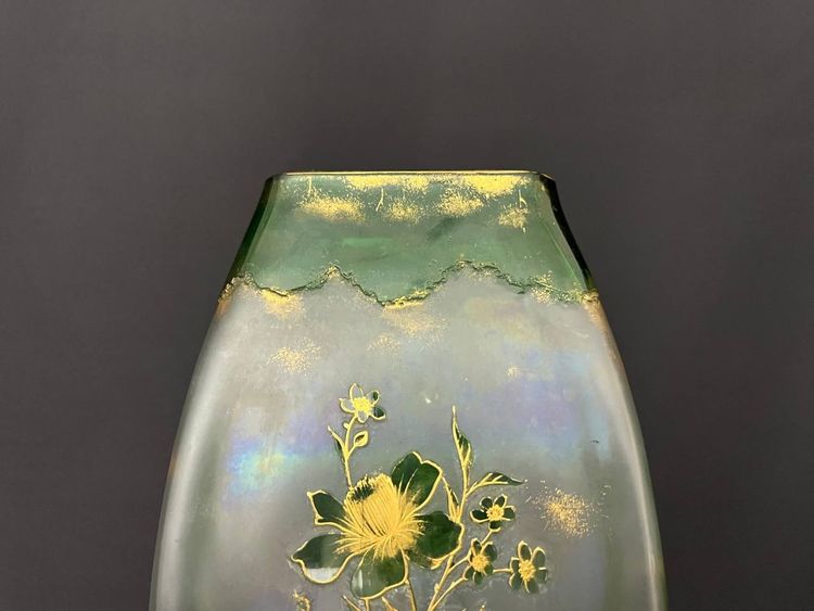 Emaillierte Glasvase mit goldenem Blumendekor – Jugendstil
