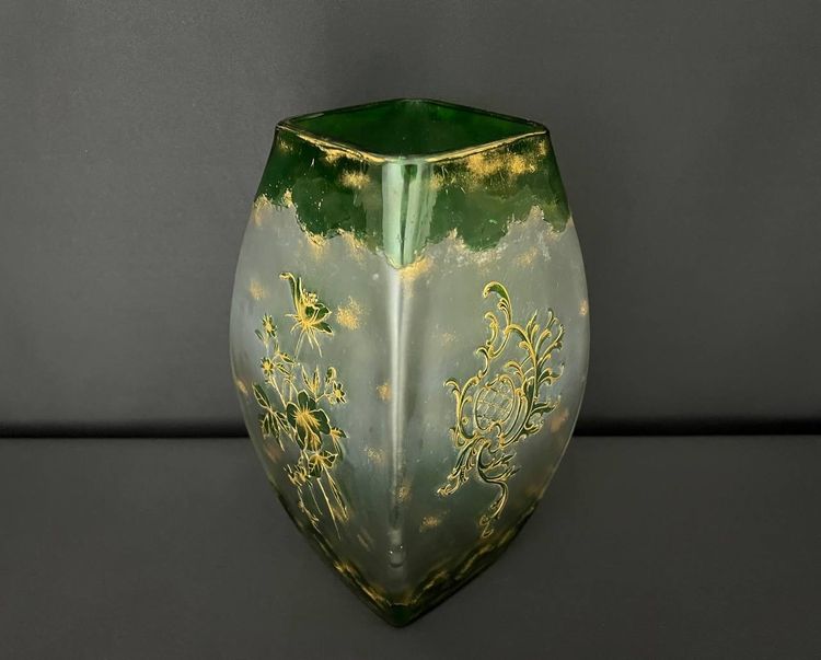 Emaillierte Glasvase mit goldenem Blumendekor – Jugendstil