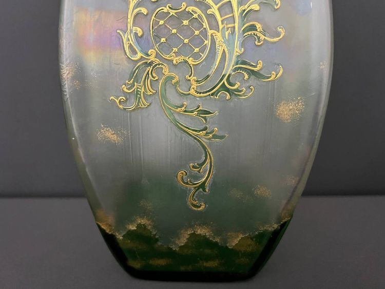 Emaillierte Glasvase mit goldenem Blumendekor – Jugendstil