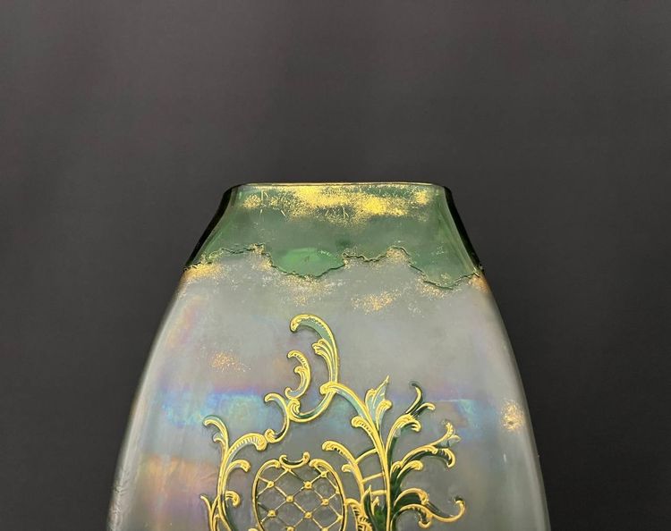 Emaillierte Glasvase mit goldenem Blumendekor – Jugendstil