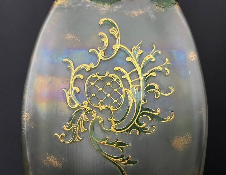 Emaillierte Glasvase mit goldenem Blumendekor – Jugendstil