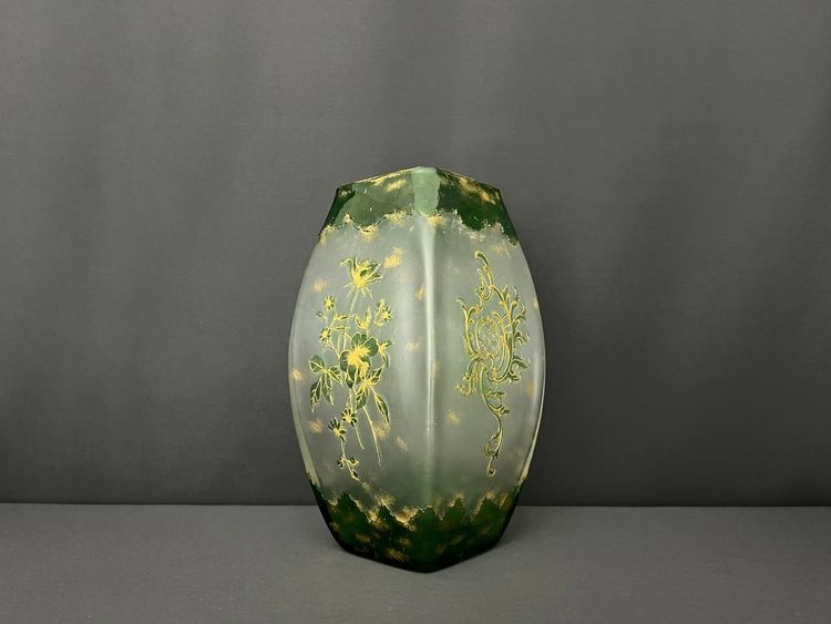 Emaillierte Glasvase mit goldenem Blumendekor – Jugendstil