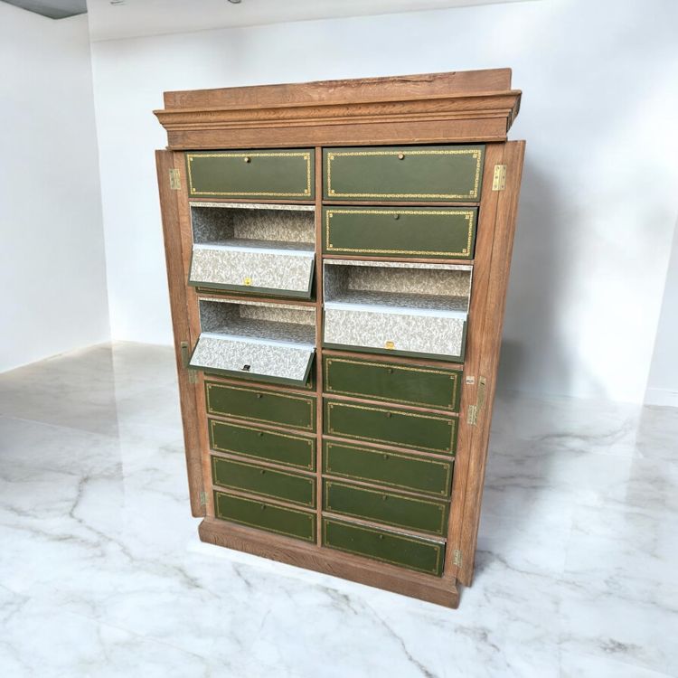 Grande mobile notarile in rovere sabbiato, fine XIX secolo 