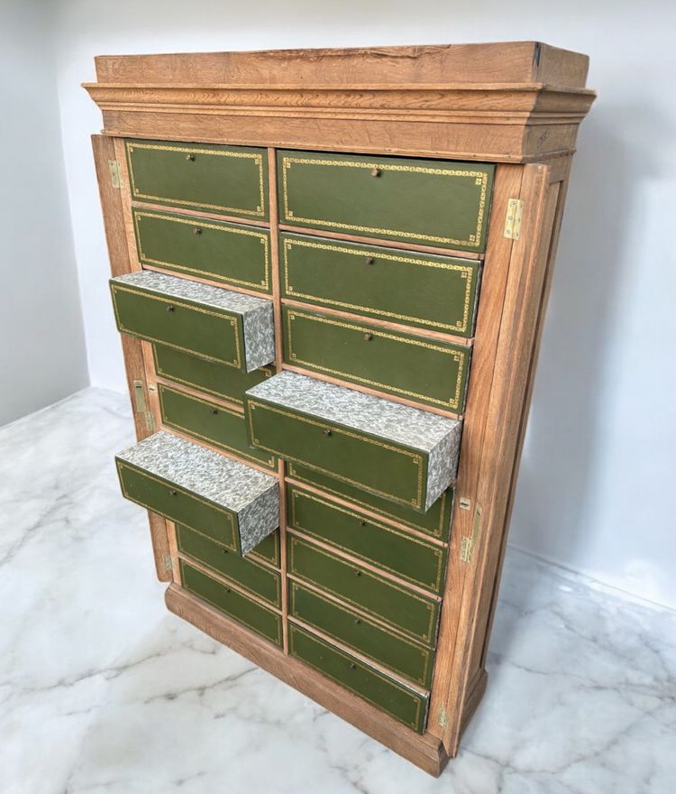 Grande mobile notarile in rovere sabbiato, fine XIX secolo 