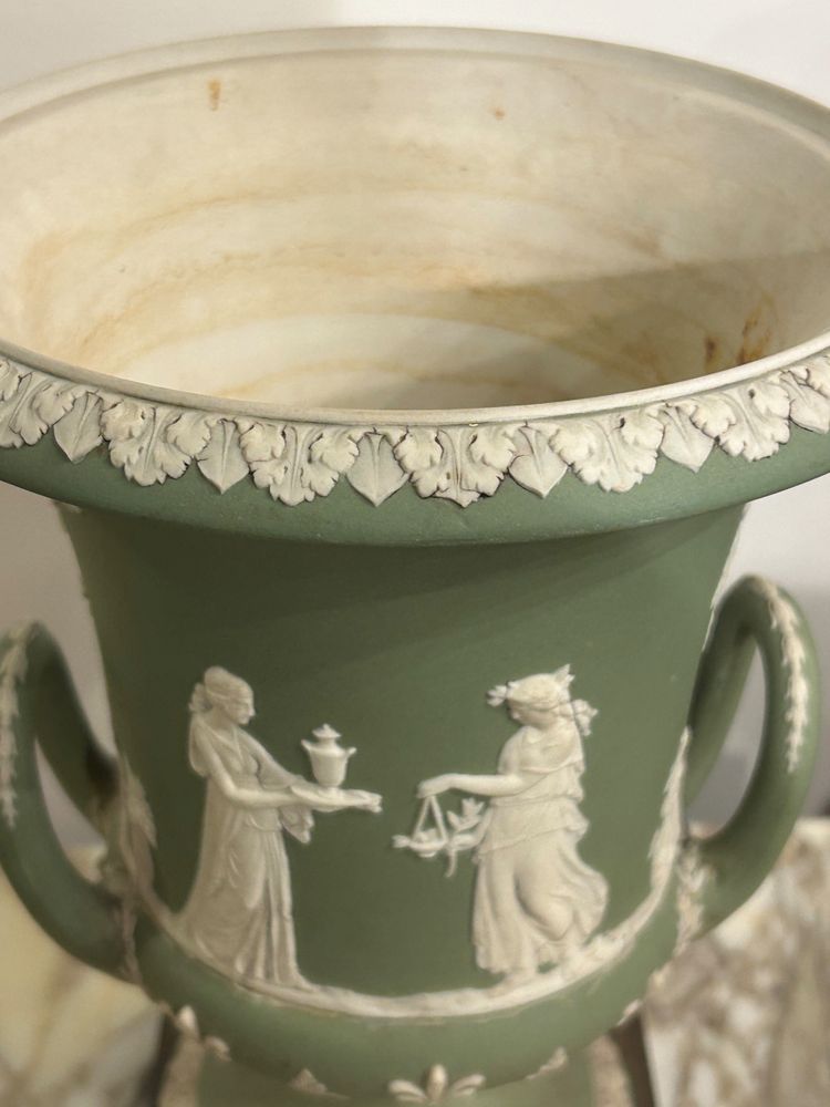 Vase Médicis En Porcelaine De Wedgwood Socle En Bronze Doré D’époque Début XIXéme Siècle 