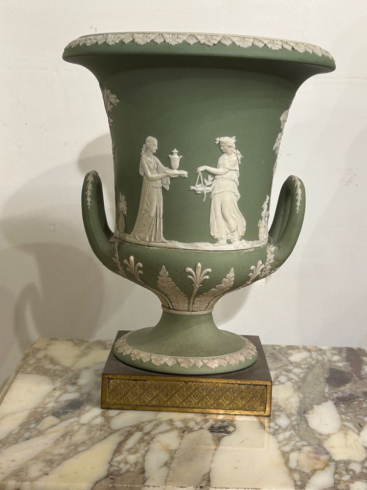 Vase Médicis En Porcelaine De Wedgwood Socle En Bronze Doré D’époque Début XIXéme Siècle 