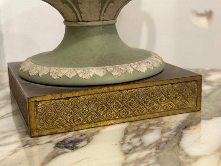 Vase Médicis En Porcelaine De Wedgwood Socle En Bronze Doré D’époque Début XIXéme Siècle 