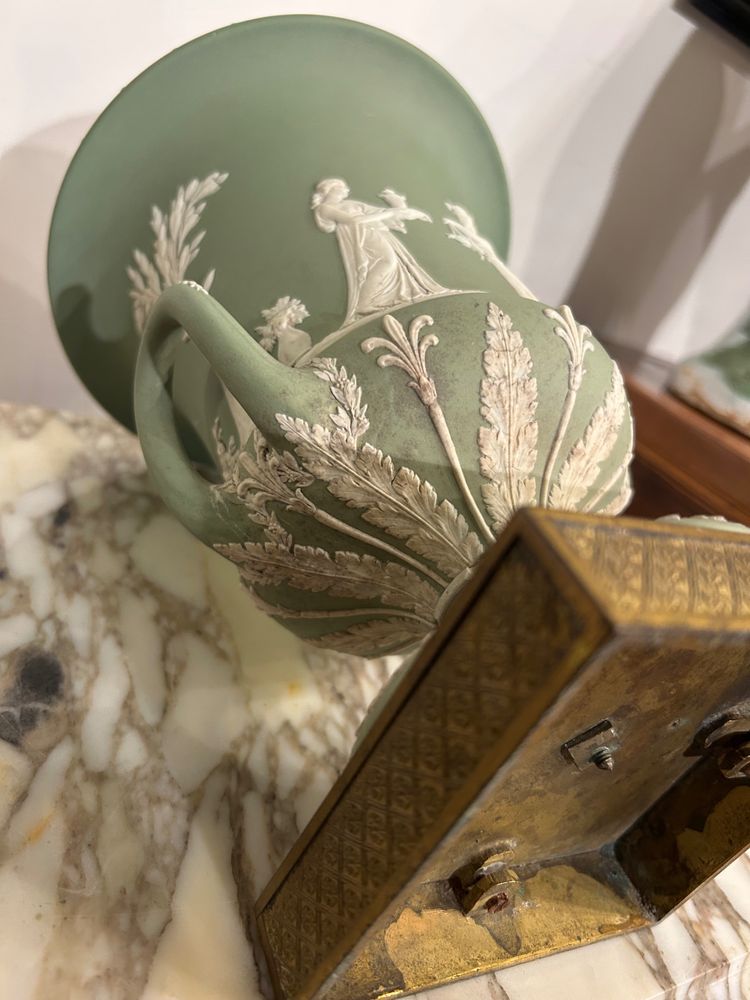 Vase Médicis En Porcelaine De Wedgwood Socle En Bronze Doré D’époque Début XIXéme Siècle 