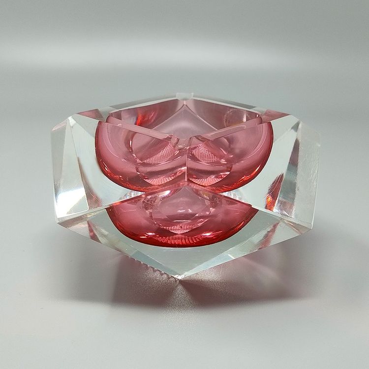 Magnifique cendrier ou vide-poche rose des années 1960, par Flavio Poli pour Seguso. Fabriqué en Italie.