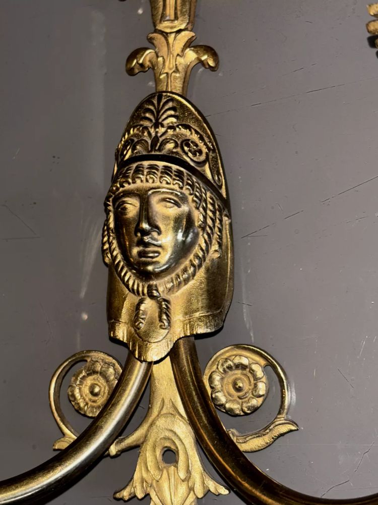 Maison CHARLES, paire d'appliques aux cariatides en bronze doré, style Empire