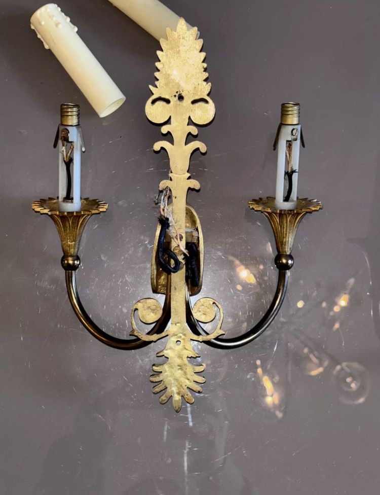 Maison CHARLES, paire d'appliques aux cariatides en bronze doré, style Empire