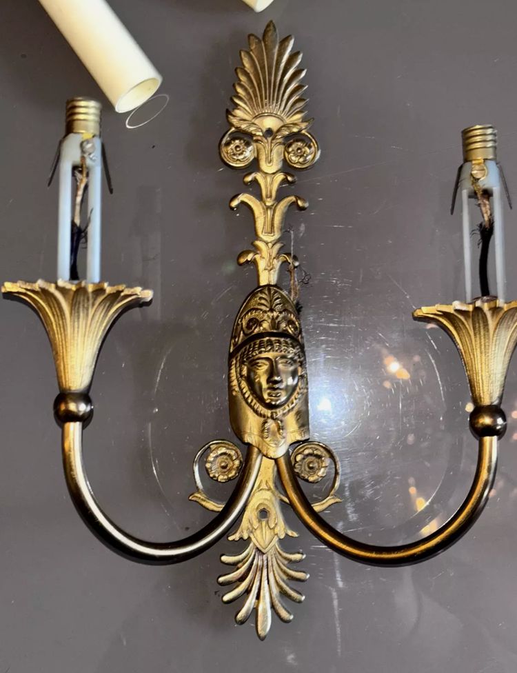 Maison CHARLES, paire d'appliques aux cariatides en bronze doré, style Empire