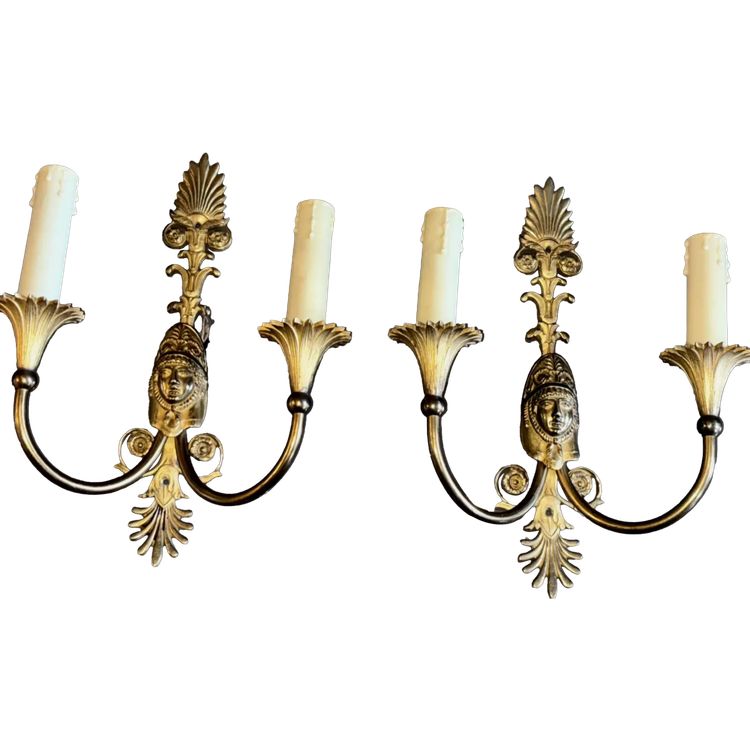 Maison CHARLES, paire d'appliques aux cariatides en bronze doré, style Empire