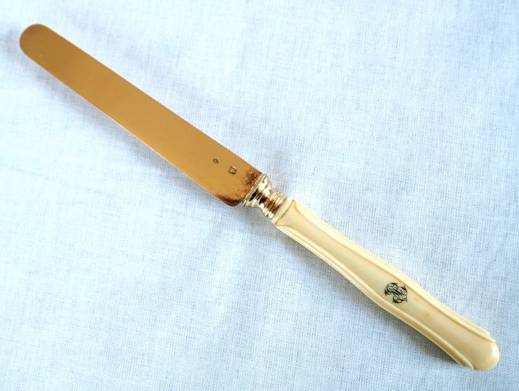 6 coltelli da frutta del periodo Napoleone III, lama in argento dorato, manico in avorio - marchio Minerva