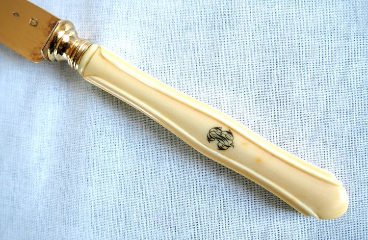 6 coltelli da frutta del periodo Napoleone III, lama in argento dorato, manico in avorio - marchio Minerva