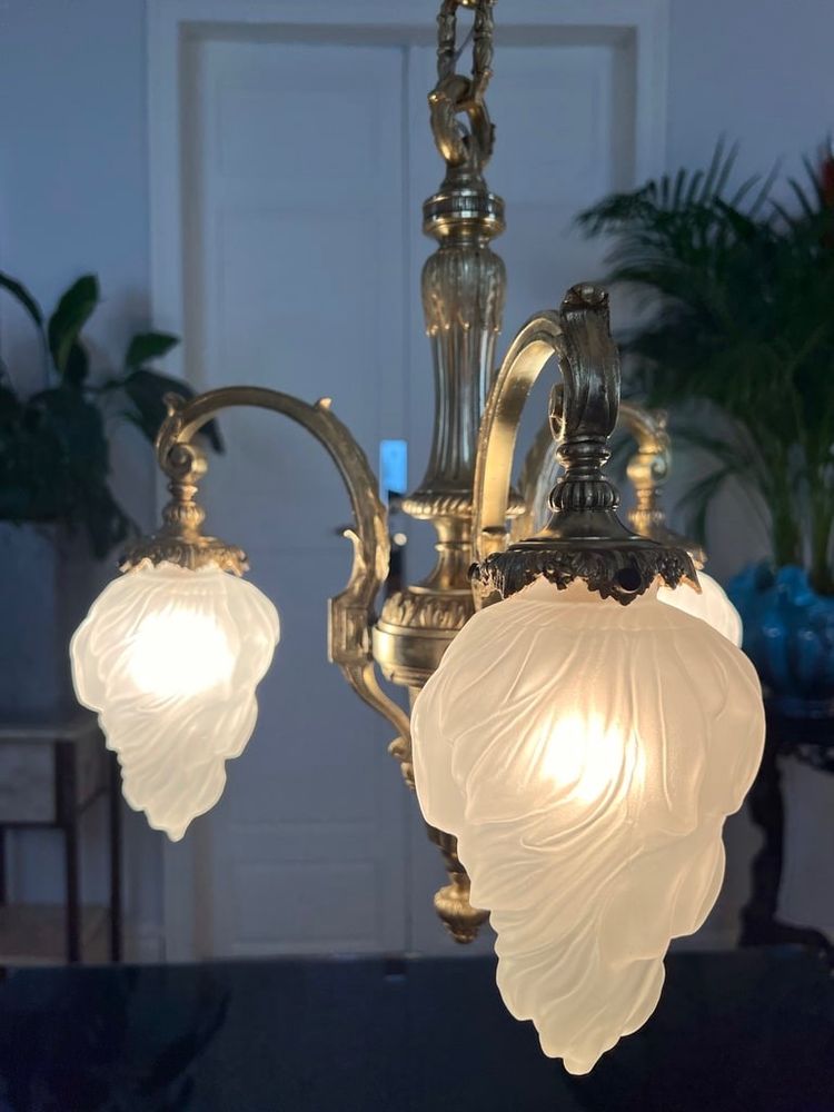 Lustre En Bronze Inspiration Louis XVI - Globes Verre Dépoli - Fin XIXe Début XXe Siècle