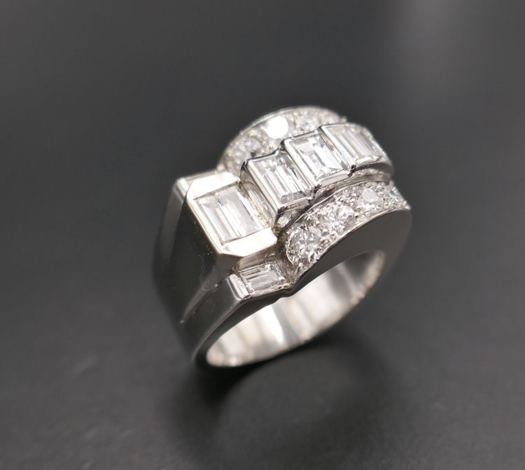 Anello con sigillo asimmetrico, diamanti, platino, Art Déco.