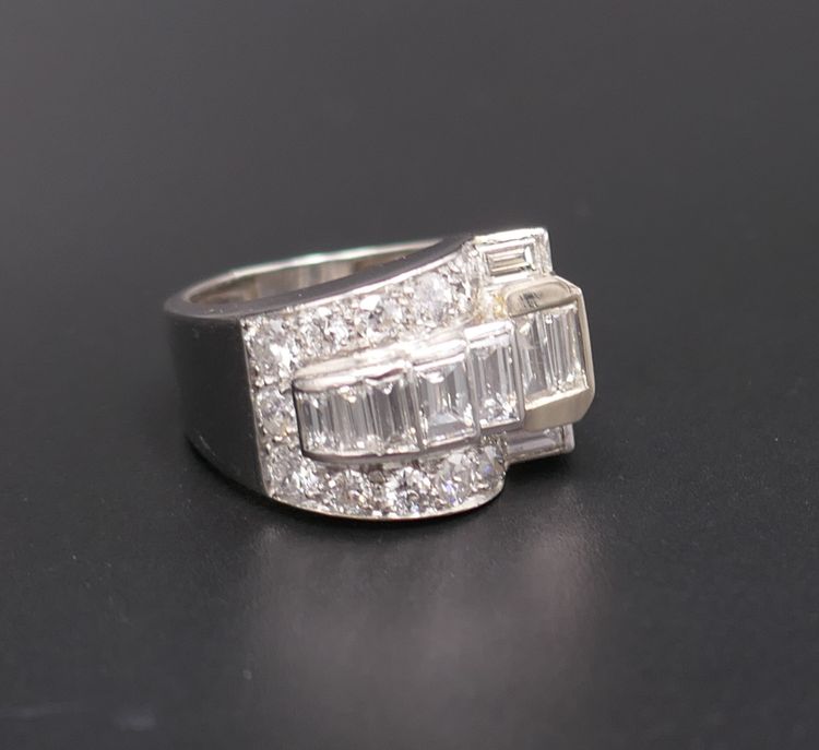 Anello con sigillo asimmetrico, diamanti, platino, Art Déco.