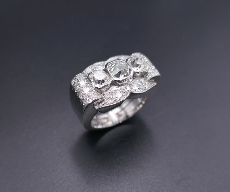 Anello con sigillo Art Déco, diamanti 2,80 ct, platino.