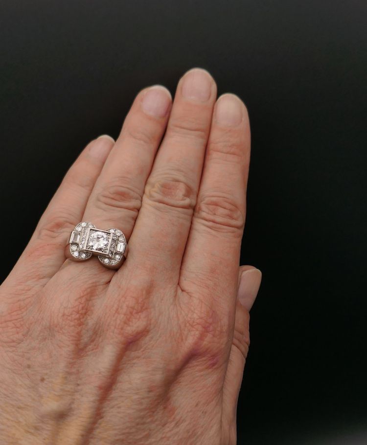 Anello con sigillo incastonato con diamanti da 1,80 ct, platino.