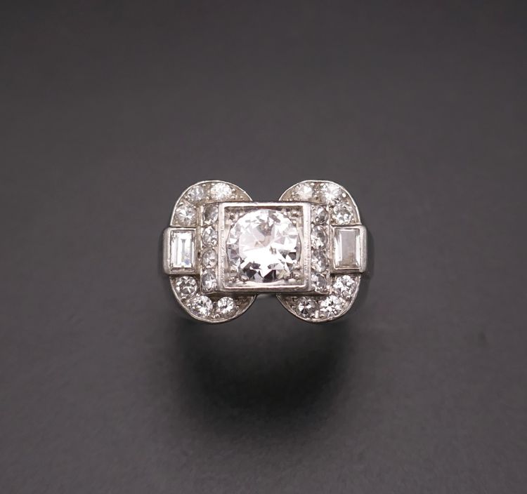Anello con sigillo incastonato con diamanti da 1,80 ct, platino.
