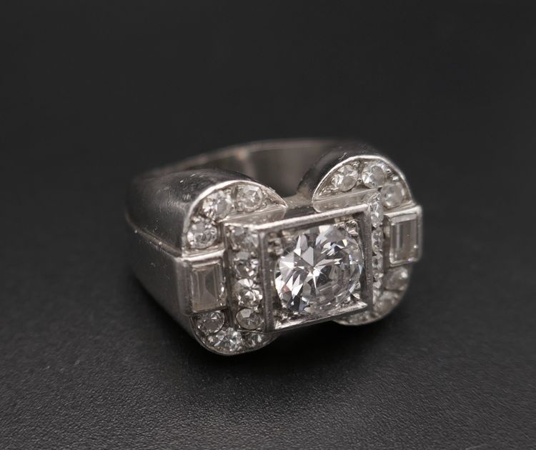 Anello con sigillo incastonato con diamanti da 1,80 ct, platino.
