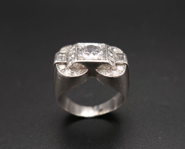 Anello con sigillo incastonato con diamanti da 1,80 ct, platino.
