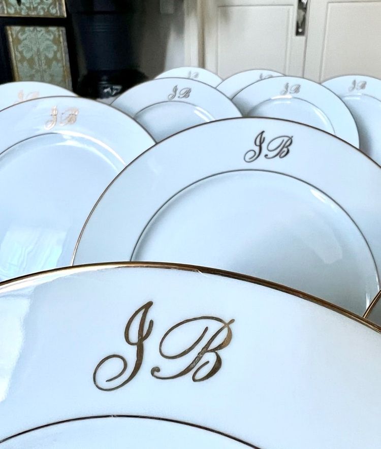 11 Assiettes à Dessert En Porcelaine De Limoges - Filets Or Monogrammes