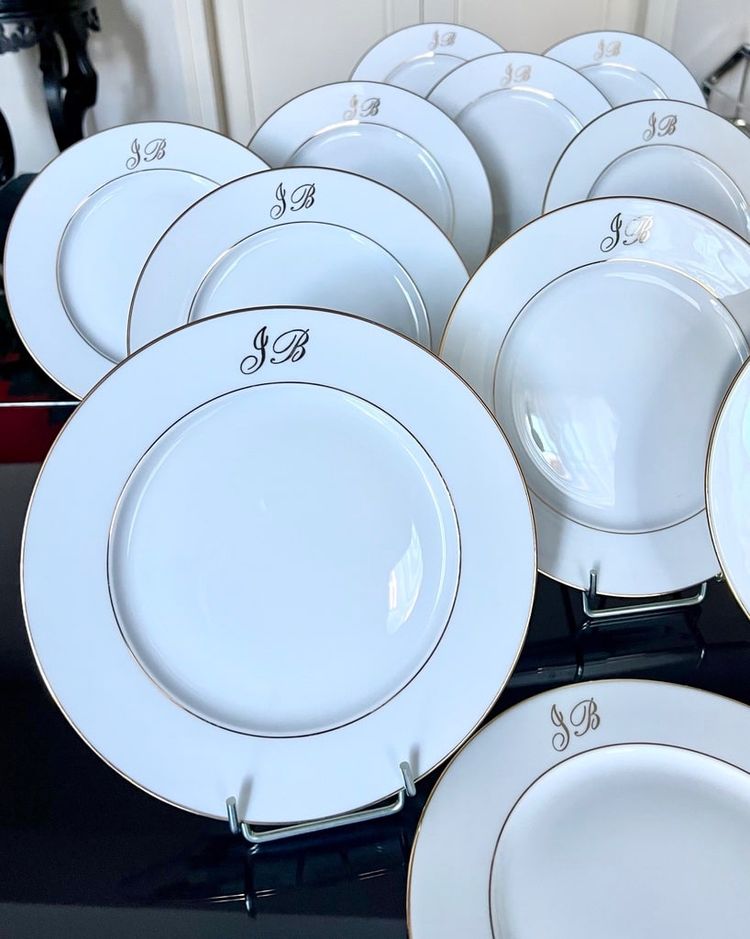 11 Assiettes à Dessert En Porcelaine De Limoges - Filets Or Monogrammes